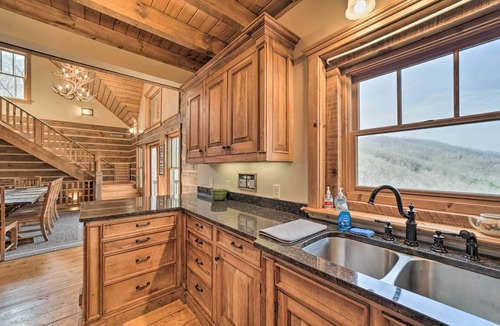 Franklin Cabin | Franklin Cabin w/Hot Tub + Pool Table!
