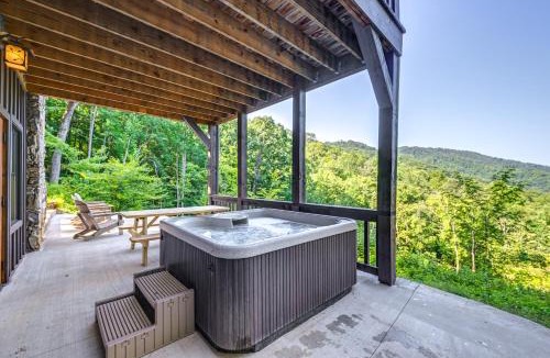 Franklin House | Franklin Cabin with Hot Tub and Pool Table!