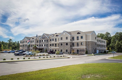 Jacksonville Condo | Free Breakfast. Outdoor Pool. Shared BBQ. Close to Camp Johnson & Camp Gelger.