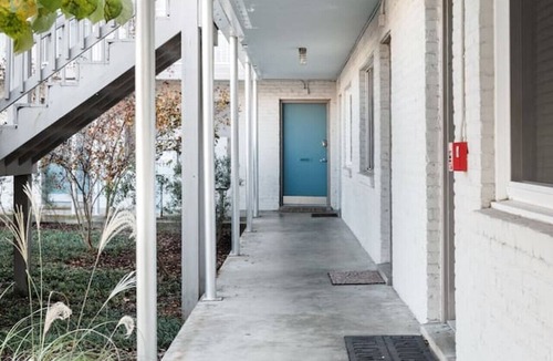 Melrose Condo | Freshly Renovated Artist Condo and Pool Minutes to Downtown