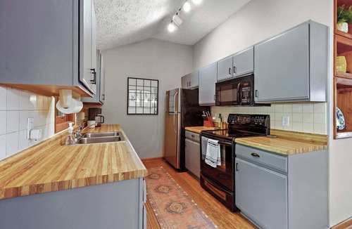 Boone Cabin | Front Porch Therapy| Dogs Welcome!