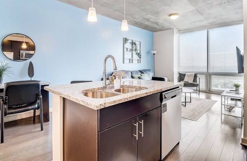 Charlotte Center City Apartment | Frontdesk | Bright 1BR Apt in Uptown w/ Parking