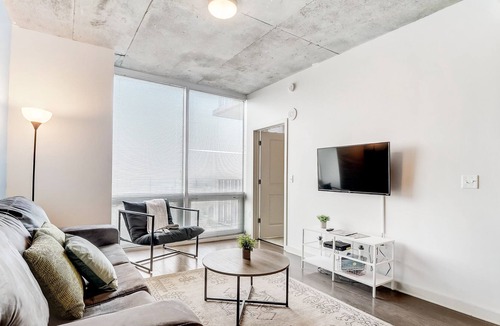Charlotte Center City Apartment | Frontdesk | Bright 1BR Apt in Uptown w/ Parking