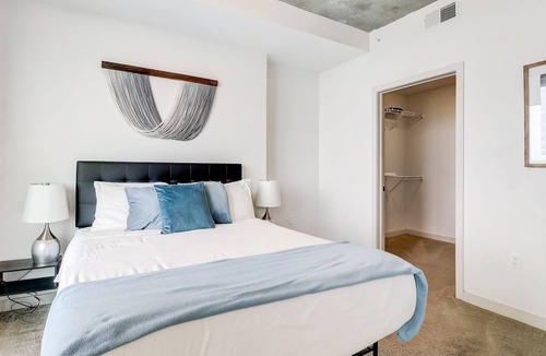 Charlotte Center City Apartment | Frontdesk | Bright 1BR Apt in Uptown w/ Parking