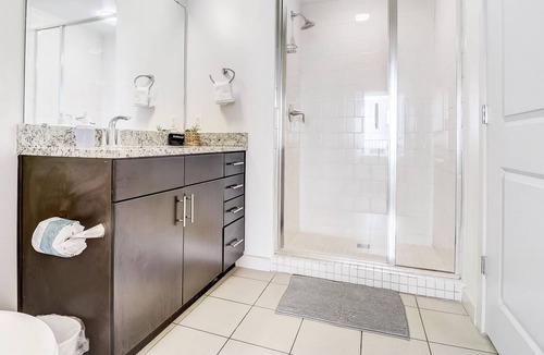 Charlotte Center City Apartment | Frontdesk | Bright 1BR Apt in Uptown w/ Parking