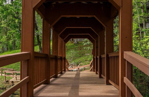Waynesboro Hotel | Frontier Hideaway Room 33