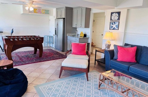 Holden Beach House | Full Circle is a beautiful coastal retreat nestled in the private east-end community of Dunescape