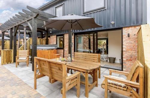 Moreton Valence House | Fully Accessible-Disabled Adapted-Hot Tub-Pets