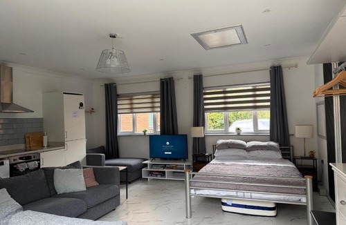 Cambridge Apartment | Fully Detached Studio Annexe with King Bed for 2 & Sofa Bed for 2