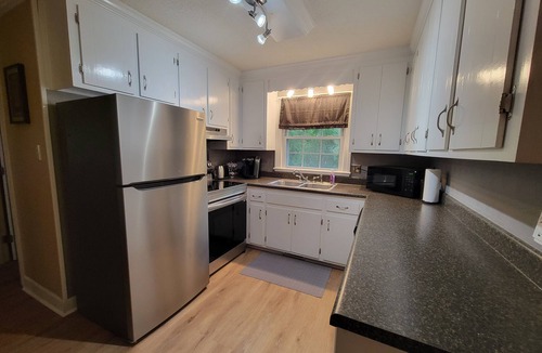New Bern House | Fully-Furnished, Pet-Friendly, 3 bedroom. Fenced backyard. Close to everything!