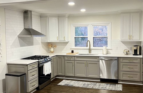 South Belmont House | Fully Renovated Home walking distance to downtown Belmont. 10 Min to CLT Airport