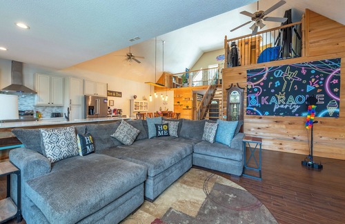 Weaverville House | Funtastic Retreat! PS5, View, Goats, Hot Tub, Karaoke!