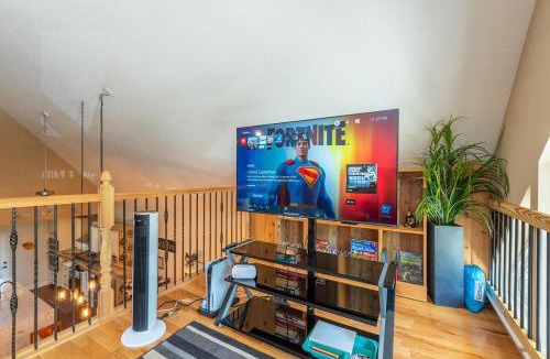 Weaverville House | Funtastic Retreat! PS5, View, Goats, Hot Tub, Karaoke