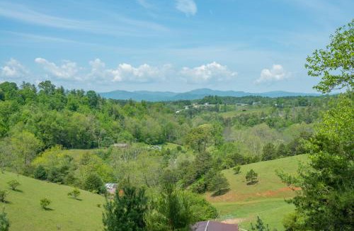Weaverville House | Funtastic Retreat! PS5, View, Goats, Hot Tub, Karaoke
