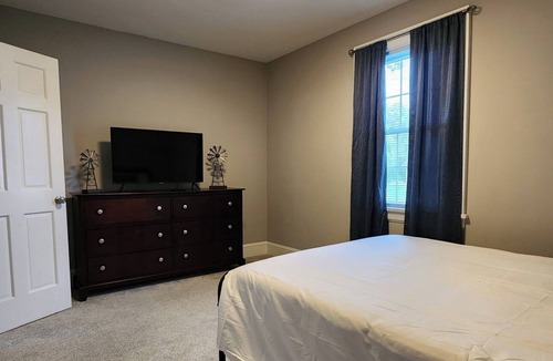 Elizabeth City House | Fur baby friendly home close to the water, downtown and the University.