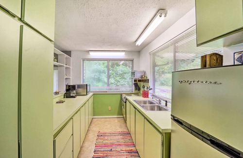 Frank Apartment | Furnished Deck + Home Gym: Bakersville Retreat!