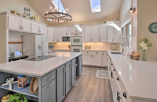 Gainesville House | Gainesville Home w/ Private Dock on Lake Lanier!