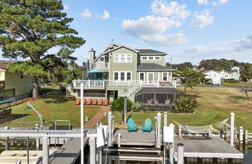 Colington Harbour House | Garber Harbor in Colington Harbor Waterfront Canal Hot Tub Jimmy Buffett Bar