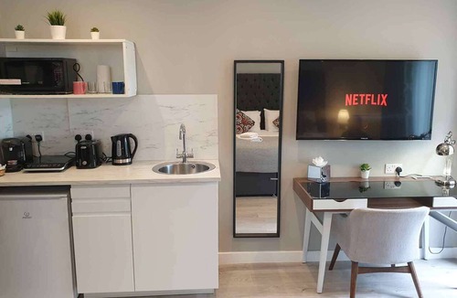 Childs Hill Apartment | Garden Deluxe Studio