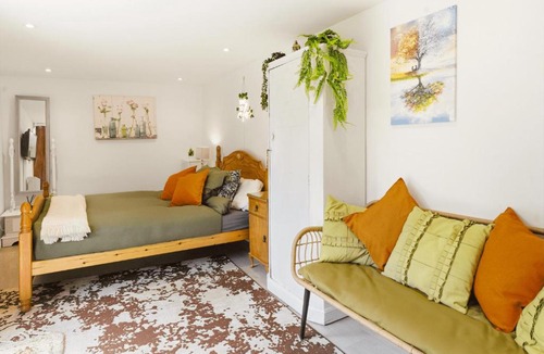 Runnymede Apartment | Garden Studio En-Suite
