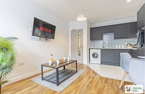 Burslem Apartment | Ava`s City Stay Near Waterworld