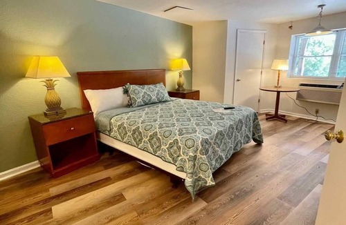 Lake Lure Hotel | Geneva Hotel & Tiki Bar