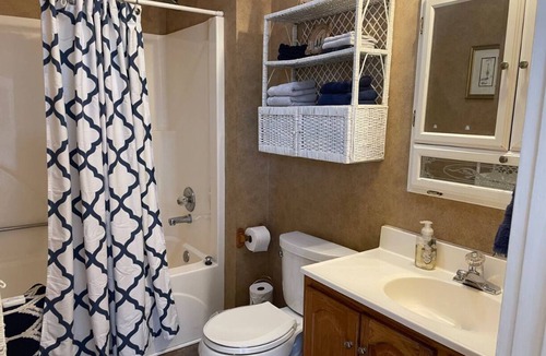 Camden Bed & Breakfast | George Jones & Tammy Wynette Fan Room