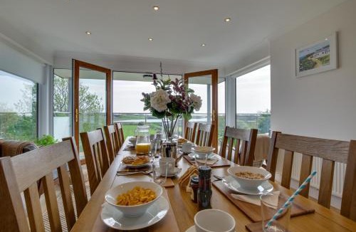 Caergeiliog House | Ger y Bont