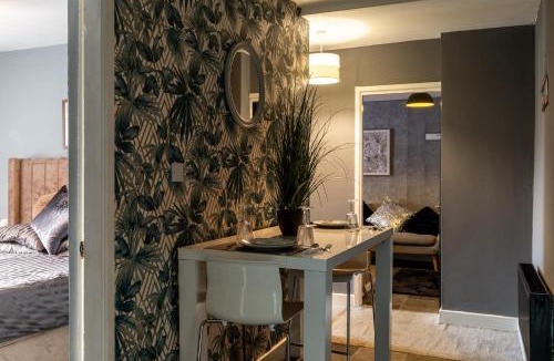 Rotherham Apartment | Getaway Accommodation with Pool Table and Jacuzzi!