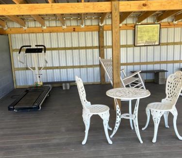 New Bern House | Getaway Country Cottage -Entire House w/Fireplace