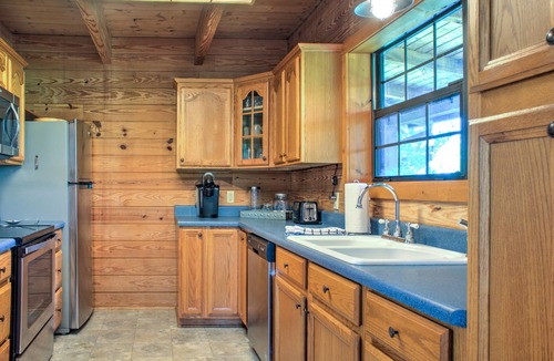 Canton Cabin | Glade Mtn Top Retreat | Hot Tub, Trails, 4,500ft Views + Biltmore Pass