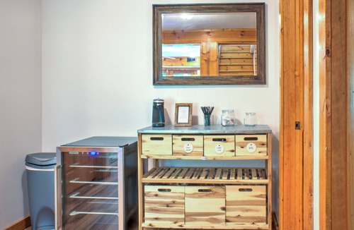Canton Cabin | Glade Mtn Top Retreat | Hot Tub, Trails, 4,500ft Views + Biltmore Pass