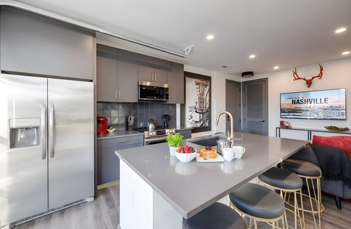 Rolling Mill Hill Condo | Glass Wall Balcony | Walk to Broadway | Sleeps 8