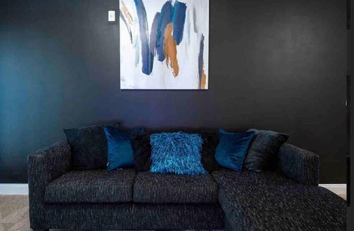 Greensboro Apartment | Golden Magic, 7min, Self Check-In, Smart TV