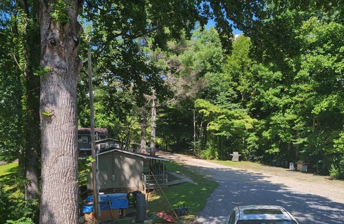 Qualla Cabin | *Goldilocks* Bear-A-Dice CABINS Hot tub firepit BBQ hiking trails near Cassino
