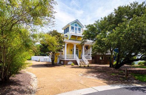 Corolla House | Golf Cart Friendly Pool Game Room & Resort Perks