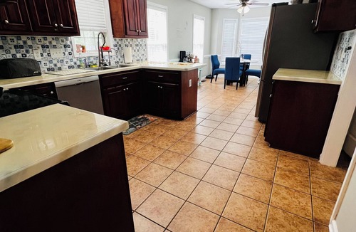 Hope Mills House | Golfer's Haven I Gym I Backyard Entertainment area I Golf Cart I PS3 gaming