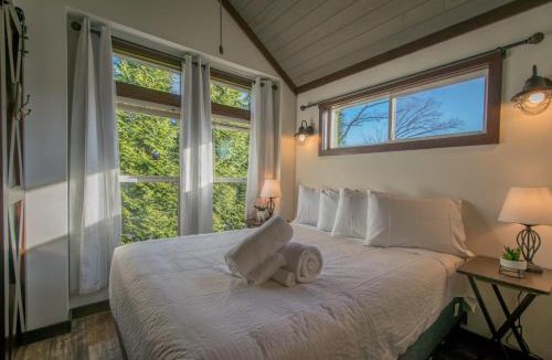 Upward House | Gorgeous 1BR Tiny Home with Pool and Bocce