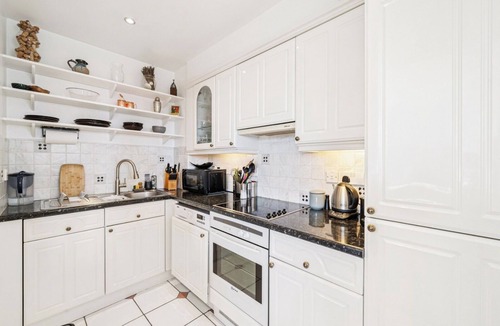 Tower Hill Apartment | Gorgeous 2BD, 2BTH Apt/Flat in central London. Walk to Tower Castle, sights