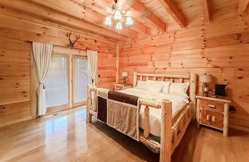 Dobson Cabin | Gorgeous Log Cabin - Mt. Airy - Blue Ridge Mountain Views - Retreats & Reunions