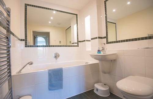 Mortehoe Apartment | Gorgeous spotless modern 2 bed, 2 bath flat, sea views, local pubs, great walks.