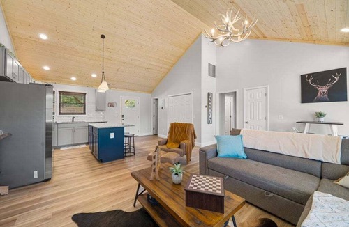 Franklin House | Graceland Mountain Retreat: Secluded 10-Acre Retreat w/Mountain Home + Luxury RV