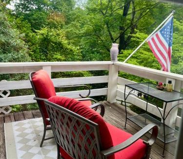Lake Lure Bed & Breakfast | Grafton Lodge