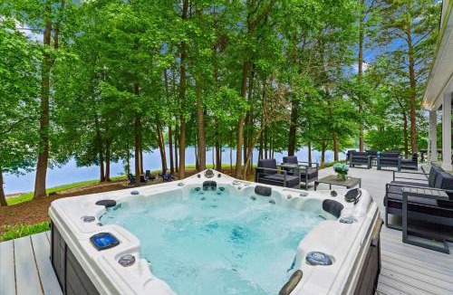 Mooresville House | Grand Bay w/Hot Tub, 440' Shoreline & Optional Boat Rental