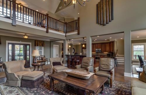 Mill Spring House | Grand Family Retreat 8Br With Stunning Golf Views