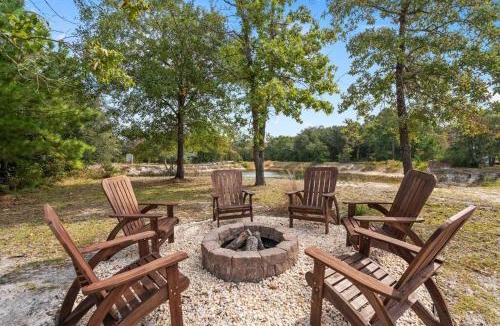 Hampstead House | Grand Home on 10 Acres in Surf City w/Private Pond!