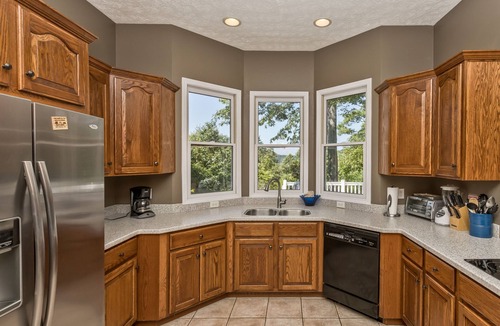 Hendersonville House | Grand Mountain Getaway near Dupont-Hendersonville, NC by Sunscape Property Management