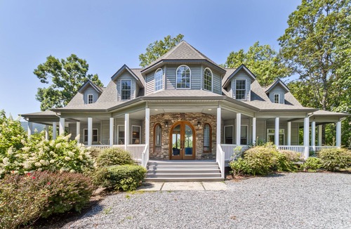 Hendersonville House | Grand Mountain Getaway near Dupont-Hendersonville, NC by Sunscape Property Management