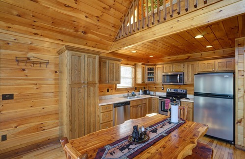 Cherokee Cabin | Grand Mountain Views Cabin - Hot Tub, Fire Pit, Casino!
