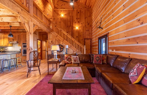 West Jefferson Cabin | Grand Vista Lodge - Huge Cabin 5min to West Jefferson Downtown! VIEWS, Hot Tub, Pool Table, Firepit!